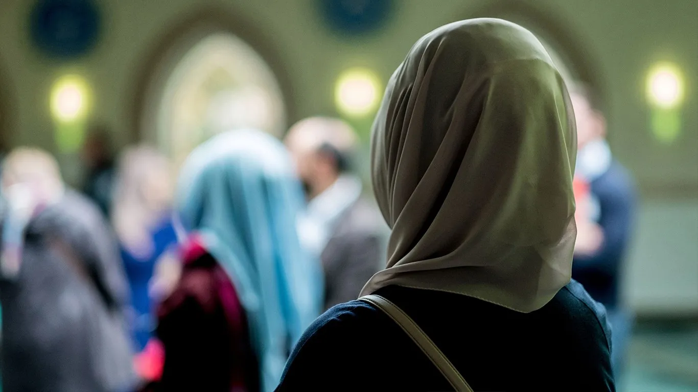 Müslüman kadının giyim şekli nasıl olmalıdır?